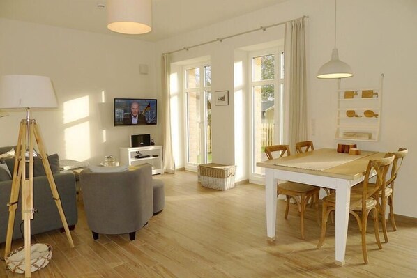 Apartment | Wohnzimmer | Fernseher, DVD-Player