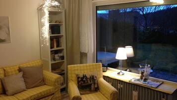 Apartemen (Schwarzwaldhut) | Ruang keluarga | TV