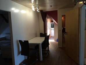 Ferienhaus (Altes Landhaus - Ferienwohnung Schles) | Eigene Küche | Kühlschrank