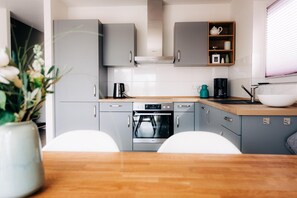 Ferienhaus | Eigene Küche | Kühlschrank, Herdplatte, Geschirrspüler