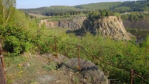 A natural landscape with a rocky cliff and a river. - Ferienhaus Pahl in Wolfshagen (Langelsheim)
