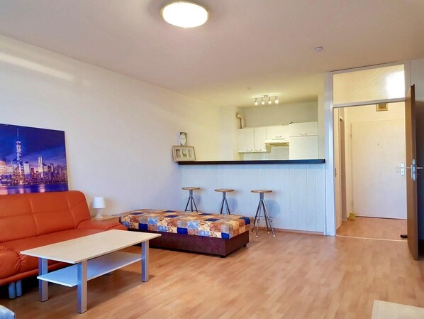 1 bedroom, cots/infant beds