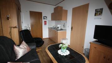 Apartment (Kleine Fewo Ebert&Green) | Living room | TV