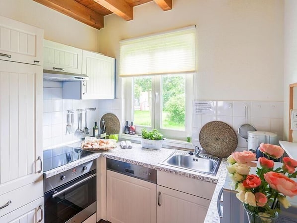 House | Private kitchen | Stovetop, dishwasher