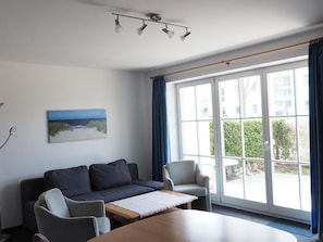 Apartment (Hanseaten Residenz - FIS/502) | Wohnzimmer | Fernseher