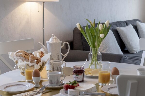 Apartment | Eigene Küche | Kühlschrank, Herdplatte, Wasserkocher mit Kaffee-/Teezubehör