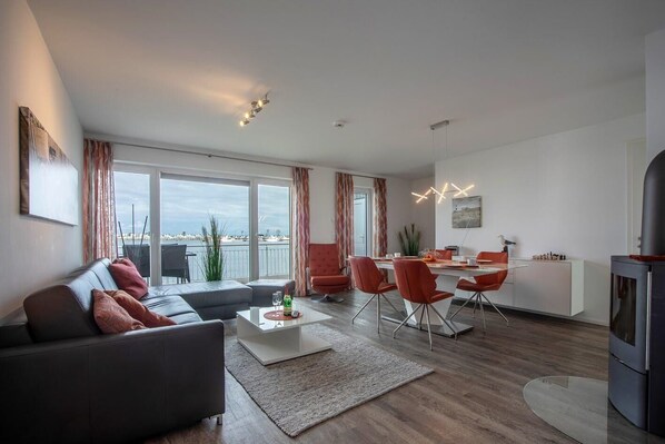 Ferienhaus | Wohnzimmer | Fernseher, Kamin