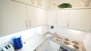 Apartment | Private kitchen | Coffee/tea maker, fridge, microwave, stovetop - Appartement 162 (Sylt)