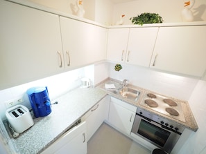 Apartment | Eigene Küche | Kühlschrank, Mikrowelle, Herdplatte, Wasserkocher mit Kaffee-/Teezubehör