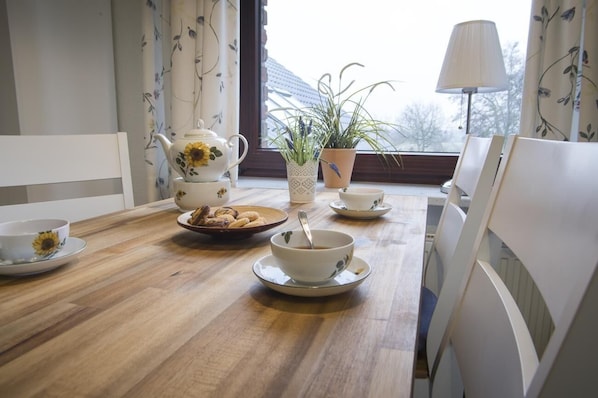 Apartment | Eigene Küche | Kühlschrank, Mikrowelle, Herdplatte, Wasserkocher mit Kaffee-/Teezubehör