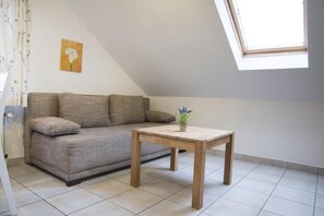 Apartment | Wohnzimmer | Fernseher, DVD-Player