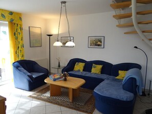 Apartment | Wohnzimmer | Fernseher, DVD-Player