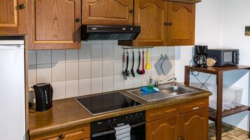 Apartment (Apartment Lohhof) | Eigene Küche | Kühlschrank, Wasserkocher, Kochgeschirr/Geschirr/Besteck, Esstisch