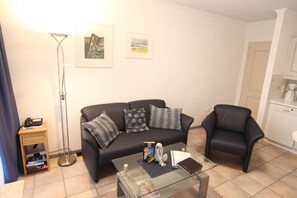 Apartment | Wohnzimmer | Fernseher, DVD-Player