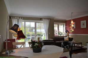 Ferienhaus | Wohnzimmer | Fernseher, Kamin