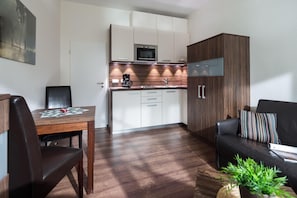 Apartment | Eigene Küche | Kühlschrank, Mikrowelle, Wasserkocher mit Kaffee-/Teezubehör
