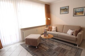 Apartment | Wohnzimmer | Fernseher, DVD-Player