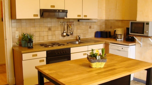 Ferienhaus | Eigene KĂŒche | KĂŒhlschrank, Mikrowelle, Herdplatte, GeschirrspĂŒler