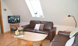 Apartment | Wohnzimmer | Fernseher, DVD-Player