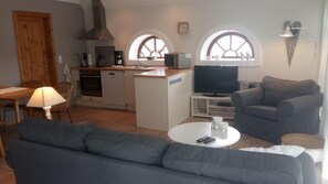 Apartment | Wohnzimmer | Fernseher, DVD-Player