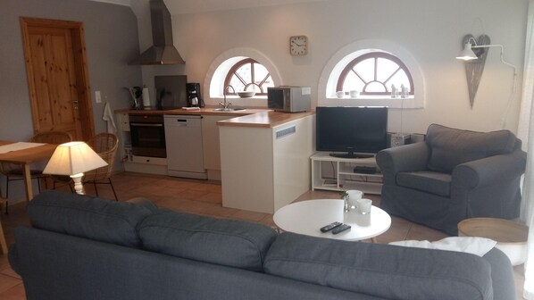 Apartment | Wohnzimmer | Fernseher, DVD-Player