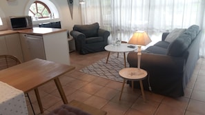 Apartment | Wohnzimmer | Fernseher, DVD-Player