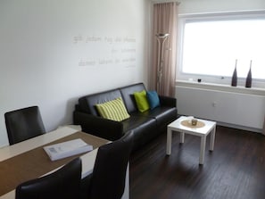 Apartment | Wohnzimmer | Fernseher, DVD-Player