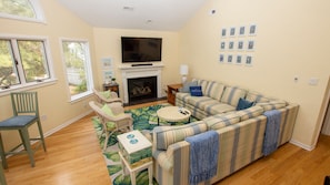 TV, fireplace, table football, stereo - Soundfront, Sound views, Private Pool, Hot Tub, MS12, Sounds Amazing (Corolla)