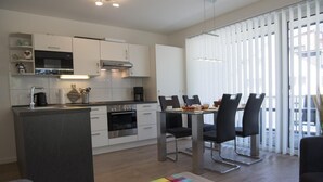 Apartamento | Cozinha privada | Cafeteira/chaleira, geladeira, micro-ondas, cooktop