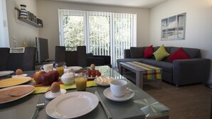 Apartamento | Cozinha privada | Cafeteira/chaleira, geladeira, micro-ondas, cooktop