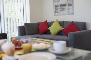 Apartment | Wohnzimmer | Fernseher, DVD-Player