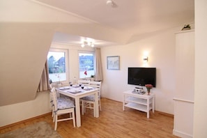 Apartment | Wohnzimmer | Fernseher, DVD-Player