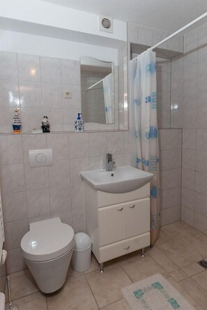 Apartment (Geschmackvoll ausgestattete Ferienwoh) | Badezimmer