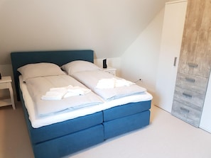 Apartment | 3 bedrooms, cots/infant beds, free WiFi