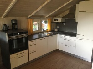 Ferienhaus | Eigene Küche | Kühlschrank, Mikrowelle, Herdplatte, Geschirrspüler