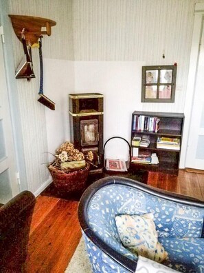 Hus | Vardagsrum | Tv och eldstad