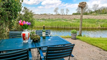 Bungalow, 3 slaapkamers, terras, uitzicht op tuin | Buiten dineren