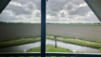 Bungalow, 3 slaapkamers, terras, uitzicht op tuin | Uitzicht vanuit accommodatie