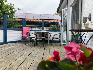 Casa rodante, 2 habitaciones, patio, vista al jardín | Restaurante al aire libre