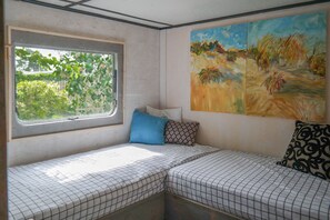 Mobil Karavan, 2 kamar tidur, patio, pemandangan kebun | 2 kamar tidur dan seprai linen