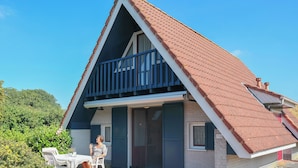 Property entrance - Dike House Affordable 6-person Holiday Home Near the Sea Dike (Anjum)