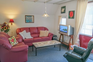 Bungalow, 3 Bedrooms, Terrace, Garden View | Living room