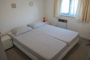 Bungalow, 3 slaapkamers, terras, uitzicht op tuin | 3 slaapkamers, beddengoed