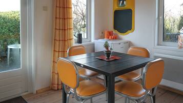 Bungalow, 2 Bedrooms, Terrace, Garden View | Dining room