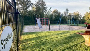 Bungalow, 4 habitaciones, terraza, vistas al jardín | Cancha deportiva
