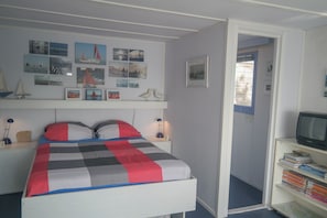 4 bedrooms, bed sheets - 8 Pers Chalet Carla in Front of the Lauwersmeer and own Fishing Pier (Anjum)