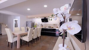Una cocina moderna con comedor.