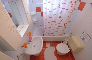 House (Holiday home "MARLENA" relaxing house) | Bathroom | Shampoo - Holiday Home "marlena" Relaxing House With Pool (Liznjan)