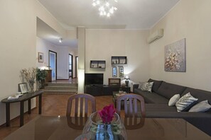 Casa (Holiday home "MARLENA" relaxing house) | Sala de estar | Una televisión, una chimenea