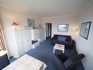 Apartment | Wohnzimmer | Fernseher, DVD-Player